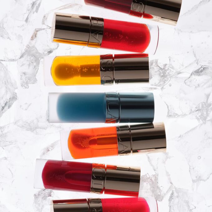 Pr&auml;sentation aller Clarins Lip Comfort Oils auf Eis mit einem Fokus auf das neue k&uuml;hlende Lippen&ouml;l mit seiner erfrischenden und beruhigenden Wirkung.