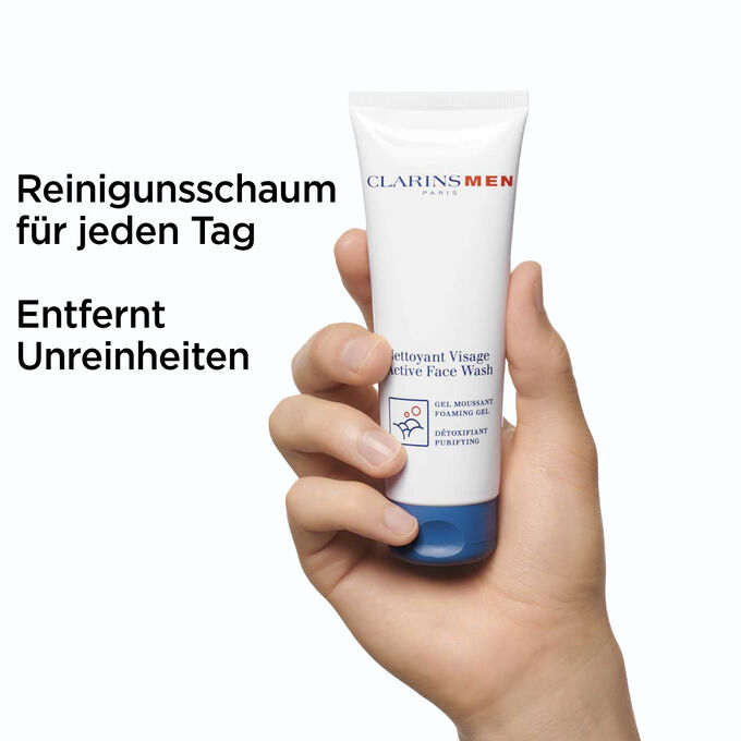 Tube des Reinigungsschaums in der Hand eines Mannes mit Infotext, der seine tägliche reinigende Wirkung hervorhebt.