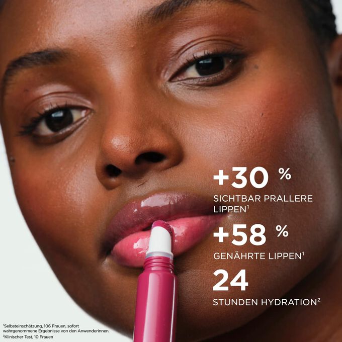 Eine Frau tr&auml;gt den Plumping Lip Perfector auf, der die Lippen voller und gepflegter erscheinen l&auml;sst und 24&nbsp;Stunden lang Feuchtigkeit spendet.