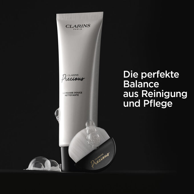 Clarins Precious La Mousse Douce mit Pinsel und Bubbles, um die Textur des Reinigungsproduktes zu zeigen