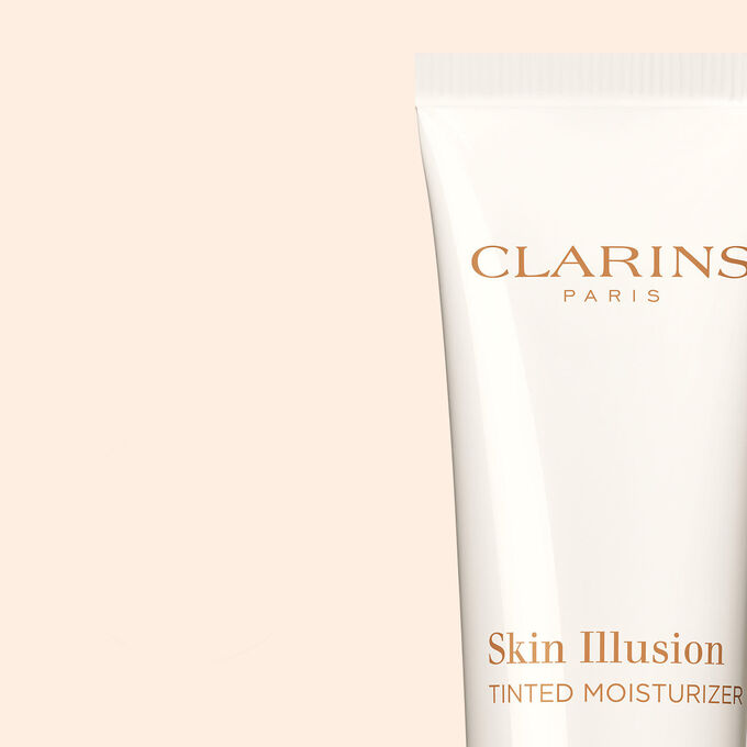 Tube und Textinfo, dass die recycelbare Verpackung Skin Illusion Tinted Moisturizer auf Clarins T.R.U.S.T. r&uuml;ckverfolgbar ist