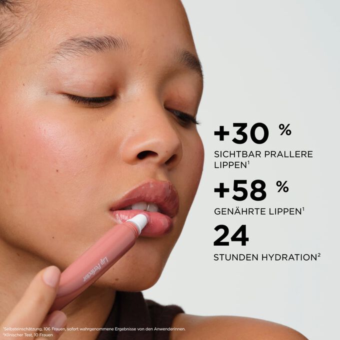 Eine Frau tr&auml;gt den Plumping Lip Perfector auf, der die Lippen voller und gepflegter erscheinen l&auml;sst und 24&nbsp;Stunden lang Feuchtigkeit spendet.