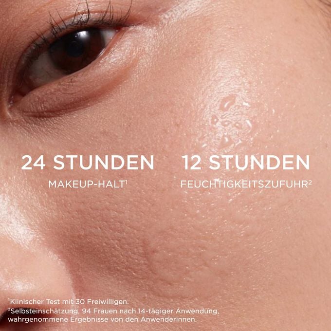 Fokus auf die Wangen einer Frau, die das Fix Makeup Spray aus der Love Collection auftr&auml;gt, wobei der Makeup-Halt von 24&nbsp;Stunden und die Feuchtigkeitszufuhr von 12&nbsp;Stunden herausgestellt werden