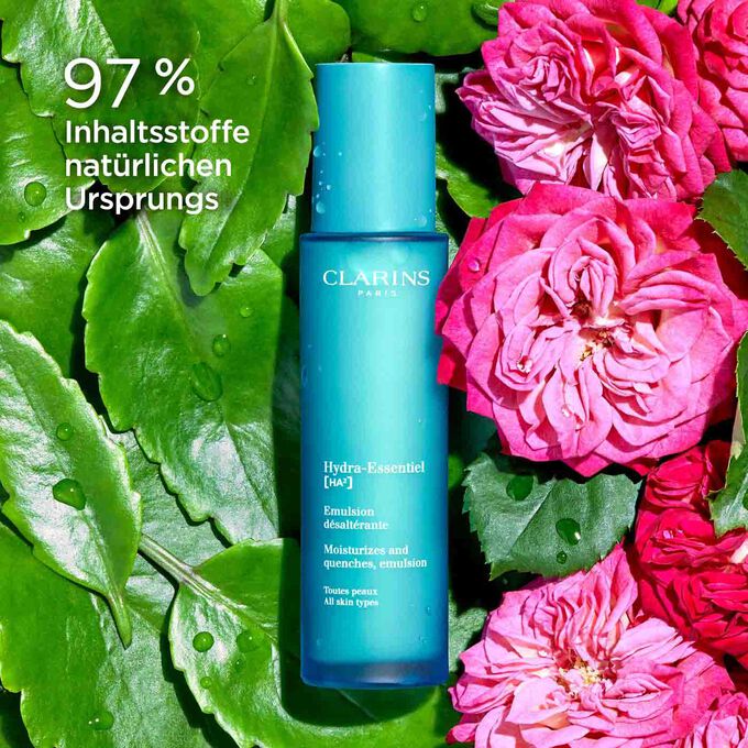 Clarins Emulsion désaltérante inmitten von Blättern und Damaszener Rose und Text 97% Inhaltsstoffe sind natürlichen Ursprungs