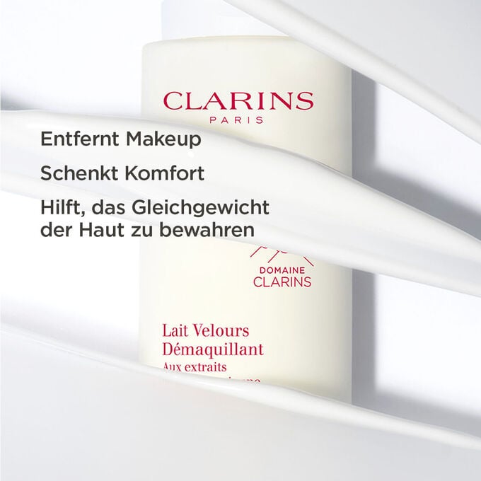 Beiger Flakon von Lait Démaquillant Velours von Clarins hinter Textur des Produktes und mit Text über die Reinigungswirkung