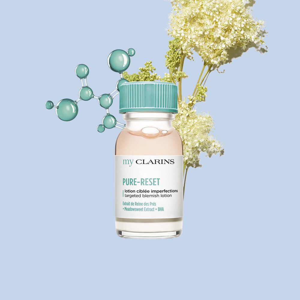 Lotion bei Hautunreinheiten mit Wiesenkönigin und BHA-Molekülen auf hellblauem Hintergrund