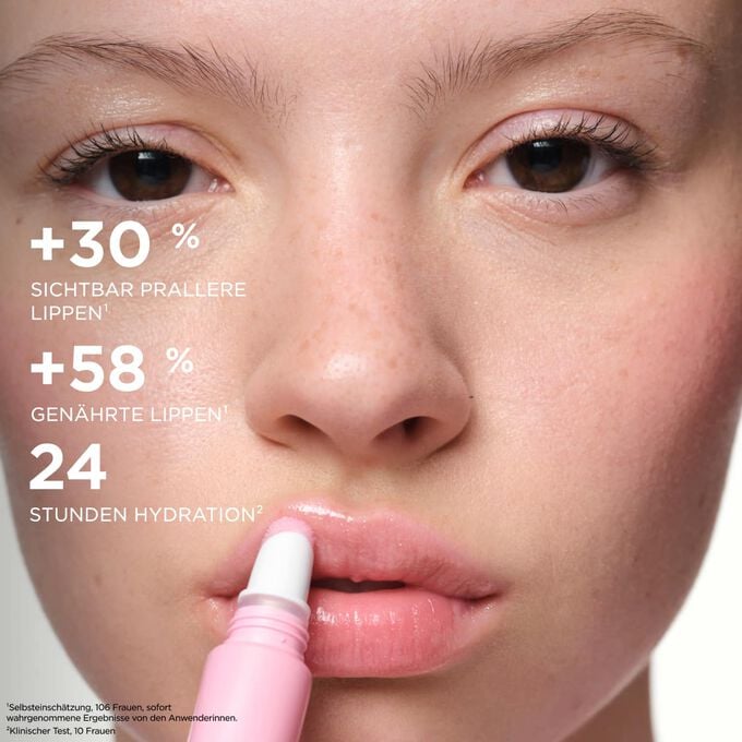 Eine Frau tr&auml;gt den Plumping Lip Perfector auf, der die Lippen voller und gepflegter erscheinen l&auml;sst und 24&nbsp;Stunden lang Feuchtigkeit spendet.