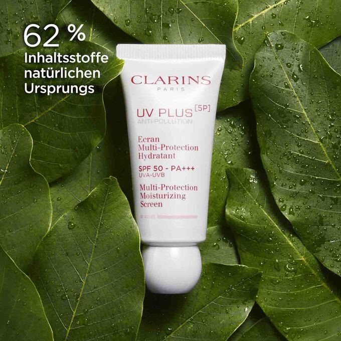 Clarins UV Plus Anti-Pollution Beige inmitten von Bio-Mangoblättern und Info, 62 % Inhaltsstoffe sind natürlichen Ursprungs