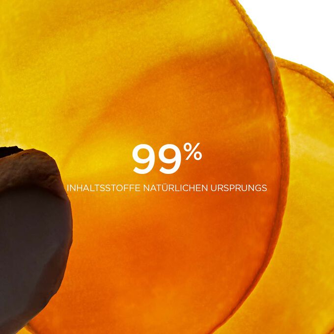Zwei Blätter der Goethe-Pflanze mit Textinfo, dass 99 % der Inhaltsstoffe von Clarins Fresh Scrub natürlichen Ursprungs sind