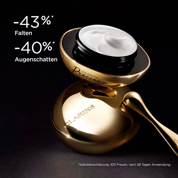 Clarins Precious La Crème Yeux vor dunklem Hintergrund mit Textinfo zu Testergebnissen in Bezug auf Falten und Augenschatten