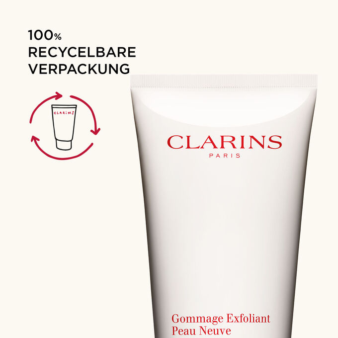 Nahaufnahme der Oberseite des Clarins Peelings Exfoliant Peau Neuve und Textinfo, dass die Verpackung zu 100 % recycelbar ist