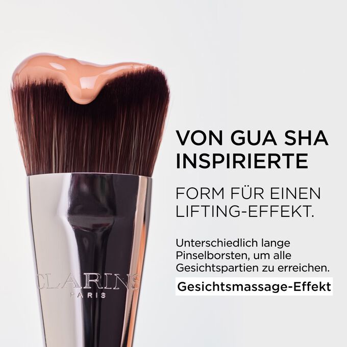 Fokus auf den Pinsel der Double Serum Foundation mit unterschiedlich langen Pinselborsten, um alle Gesichtspartien zu erreichen und einen Gesichtsmassage-Effekt zu erzielen