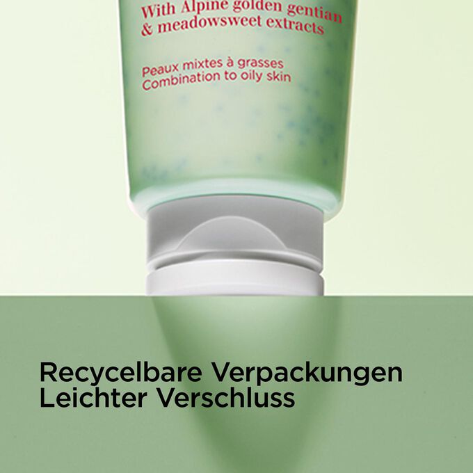 Fokus auf Kappe der schäumenden Gesichtsreinigung, um die recycelbare Verpackung und die leichte Kappe zu veranschaulichen.