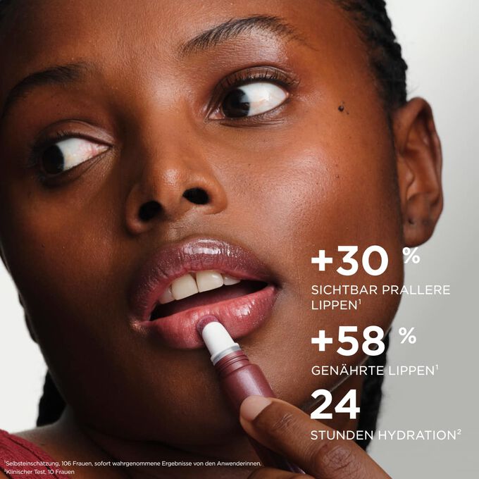 Eine Frau tr&auml;gt den Plumping Lip Perfector auf, der die Lippen voller und gepflegter erscheinen l&auml;sst und 24&nbsp;Stunden lang Feuchtigkeit spendet.