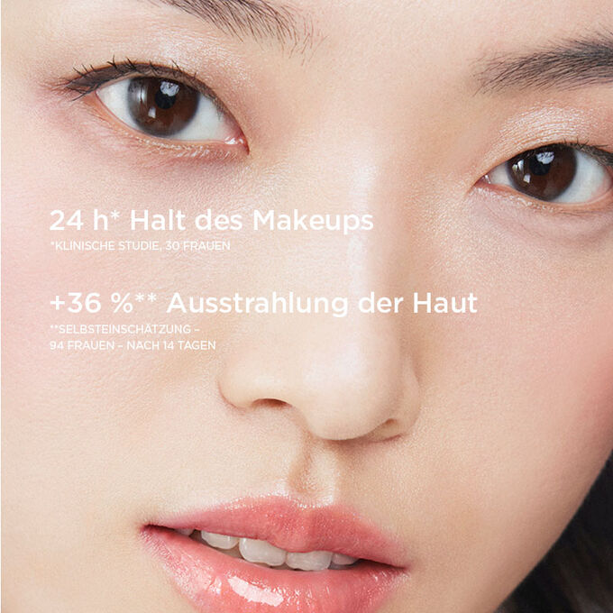 Focus on a woman's face to illustrate that with Clarins Fix' make up setting spray, users see their make up hold for 24h.