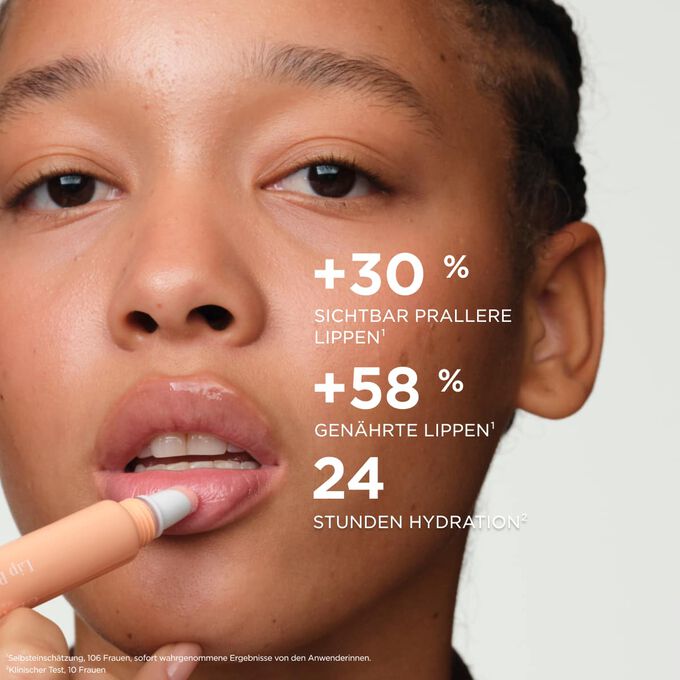 Eine Frau tr&auml;gt den Plumping Lip Perfector auf, der die Lippen voller und gepflegter erscheinen l&auml;sst und 24&nbsp;Stunden lang Feuchtigkeit spendet.