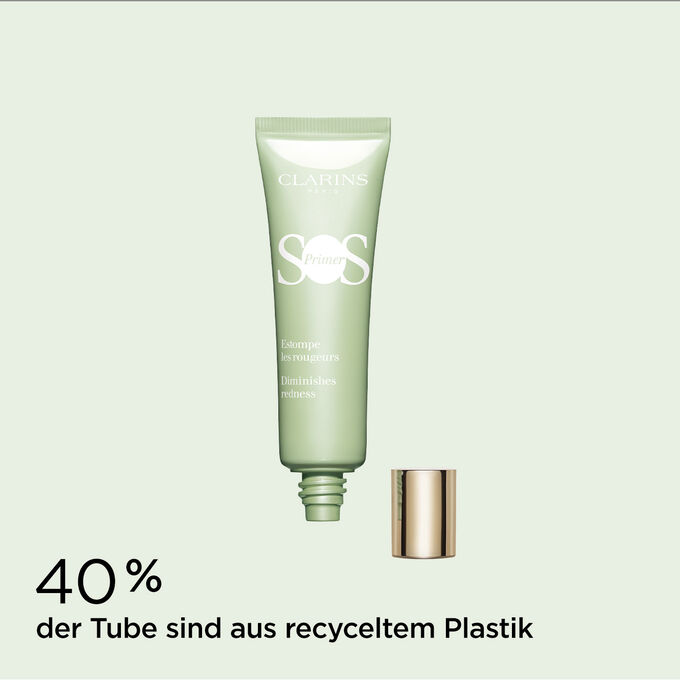 SOS Primer Green von Clarins mit Text, der die Kunststofftube mit 40% recyceltem Plastik hervorhebt.