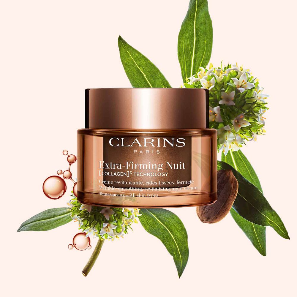 Tiegel Clarins Extra Firming Nuit für jeden Hauttyp vor Mitracarpus-Pflanze, Pekansamen und Kollagenmolekül