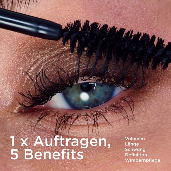 Fokus auf die Wimpern einer Frau, die die Clarins Curl Defining Mascara auftr&auml;gt, die f&uuml;r mehr Volumen, Schwung, Definition und Pflege sorgt.