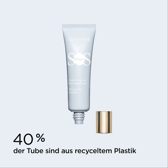 SOS Primer Matifying von Clarins mit Text, der die Kunststofftube mit 40% recyceltem Plastik hervorhebt.