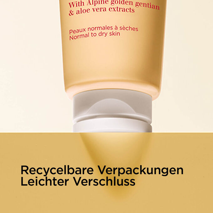 Fokus auf Kappe der schäumenden Gesichtsreinigung, um die recycelbare Verpackung und die leichte Kappe zu veranschaulichen.