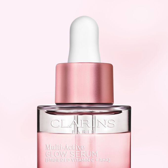 Close-up Flakon Multi-Active Glow Serum mit Hervorhebung von 34 % recycelten Materialien und recycelbarer Verpackung.