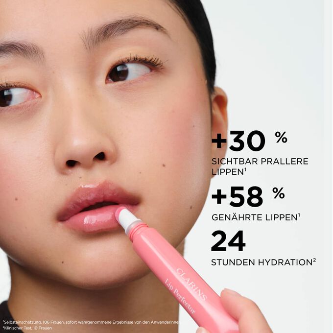 Eine Frau tr&auml;gt den Plumping Lip Perfector auf, der die Lippen voller und gepflegter erscheinen l&auml;sst und 24&nbsp;Stunden lang Feuchtigkeit spendet.