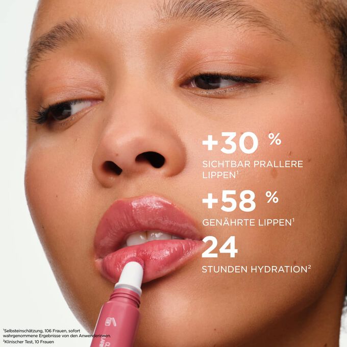 Eine Frau tr&auml;gt den Plumping Lip Perfector auf, der die Lippen voller und gepflegter erscheinen l&auml;sst und 24&nbsp;Stunden lang Feuchtigkeit spendet.