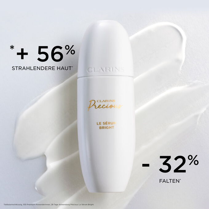 Flakon Clarins Precious Le S&eacute;rum Bright vor einem strukturierten Hintergrund, der dessen Wirkung auf die Ausstrahlung der Haut und die Reduzierung von Falten hervorhebt.