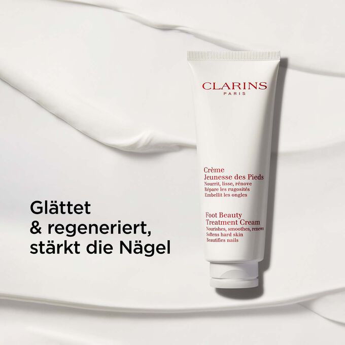 Clarins Fußcreme vor einem Hintergrund mit Creme-Textur und Text, der die pflegenden Eigenschaften der Creme hervorhebt.