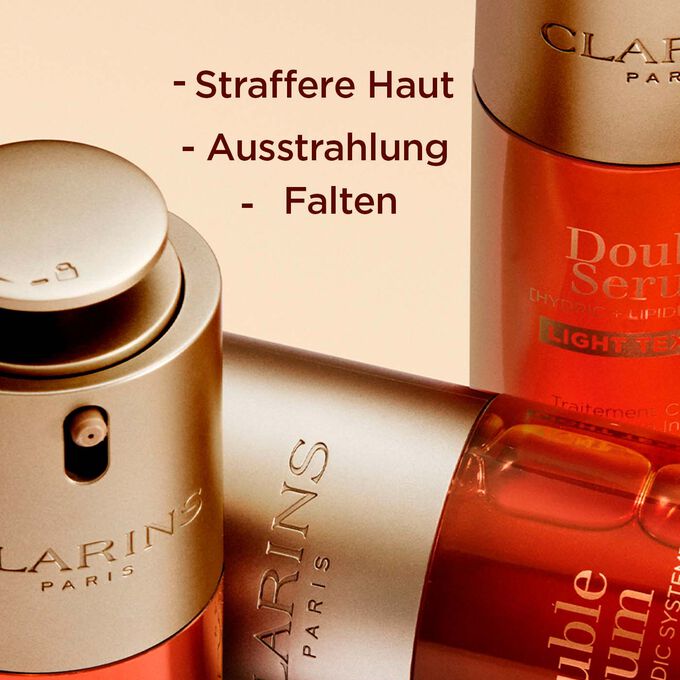 3 Flakons von Clarins Double Serum Light Texture und Text der die Festigkeit, Ausstrahlung und Faltenreduzierung hervorhebt.
