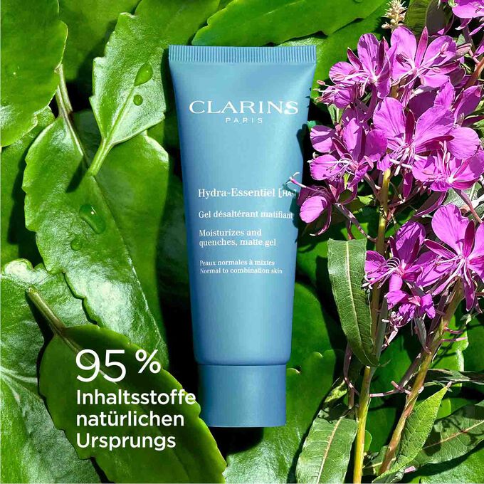 Mattierendes Gel von Clarins inmitten von Blättern und Weidenröschen und Text 95% Inhaltsstoffe sind natürlichen Ursprungs