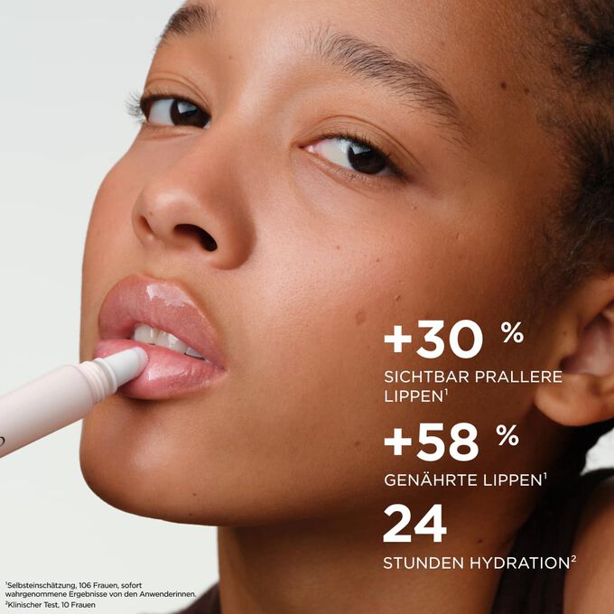 Eine Frau tr&auml;gt den Plumping Lip Perfector auf, der die Lippen voller und gepflegter erscheinen l&auml;sst und 24&nbsp;Stunden lang Feuchtigkeit spendet.