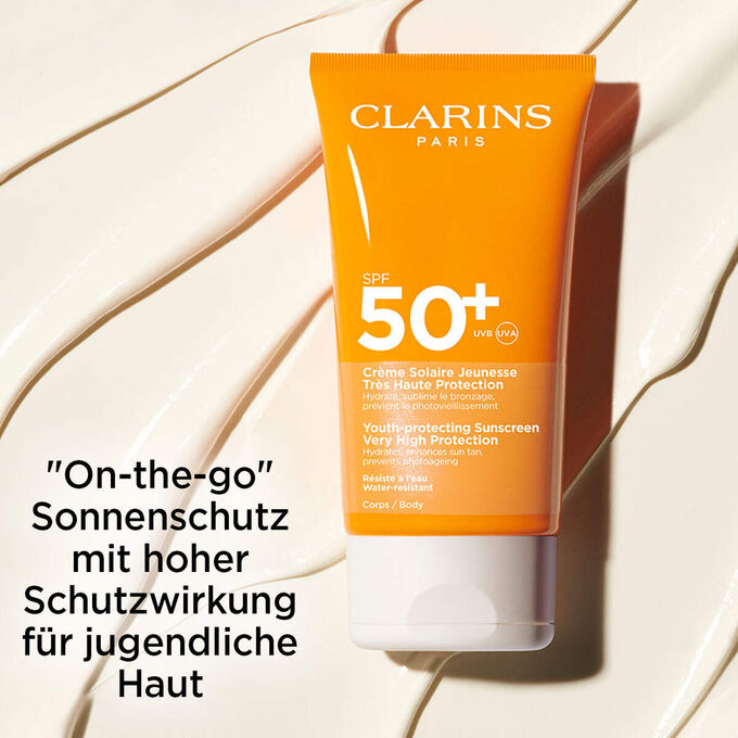 Tube Clarins Cr&egrave;me Solaire Jeunesse SPF 50 f&uuml;r den K&ouml;rper, mit Text, der die hohe Schutzwirkung f&uuml;r unterwegs hervorhebt.