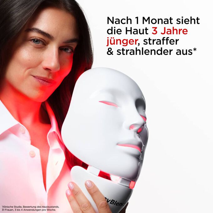 Nahaufnahme eines Models, das die myLEDmask2 f&uuml;r Gesicht und Hals in der Hand h&auml;lt, wobei deren Vorteile hervorgehoben werden, die Haut j&uuml;nger, straffer und strahlender wirken zu lassen