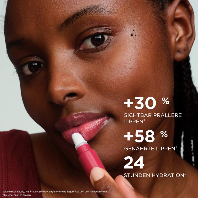 Eine Frau tr&auml;gt den Plumping Lip Perfector auf, der die Lippen voller und gepflegter erscheinen l&auml;sst und 24&nbsp;Stunden lang Feuchtigkeit spendet.