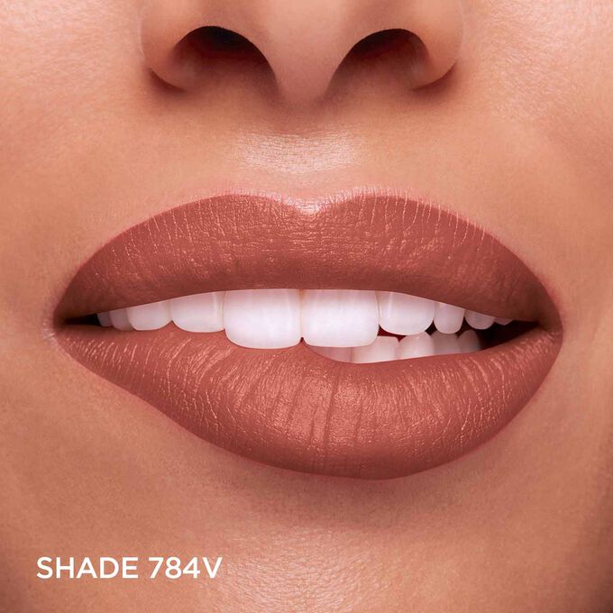 Lippen einer Frau, die das Feuchtigkeits- und Farbergebnis nach dem Auftragen von Joli Rouge im Farbton 784 V zeigt
