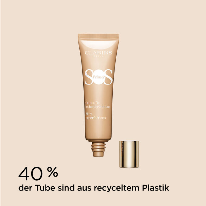 SOS Primer Green von Clarins mit Text, der die Kunststofftube mit 40% recyceltem Plastik hervorhebt.