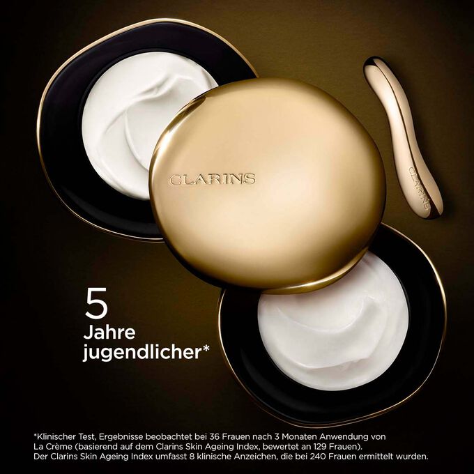 Clarins Precious La Crème Riche, mit Text, der die Fähigkeit der Creme betont, die Haut 5 Jahre jünger aussehen zu lassen