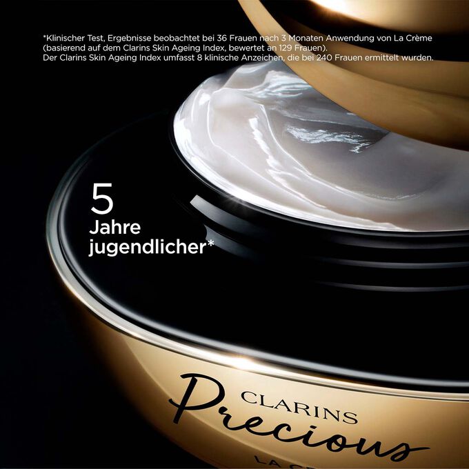 Clarins Precious La Crème, mit Text, der die Fähigkeit der Creme betont, die Haut 5 Jahre jünger aussehen zu lassen
