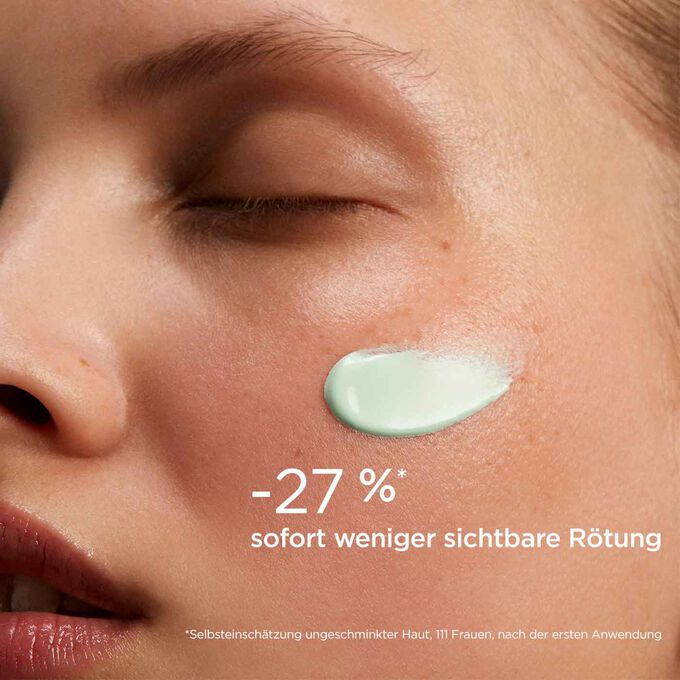 Frau mit Texturklecks des SOS Primer Matifying von Clarins auf der Wange, um zu zeigen, dass er Rötungen um 27 % reduziert.