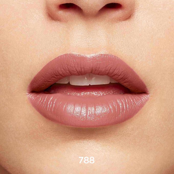 Nahaufnahme von l&auml;chelnden Lippen, die Textur und Farbe des Joli Rouge-Lippenstifts in Peach nude bei hellem Hautton zeigen