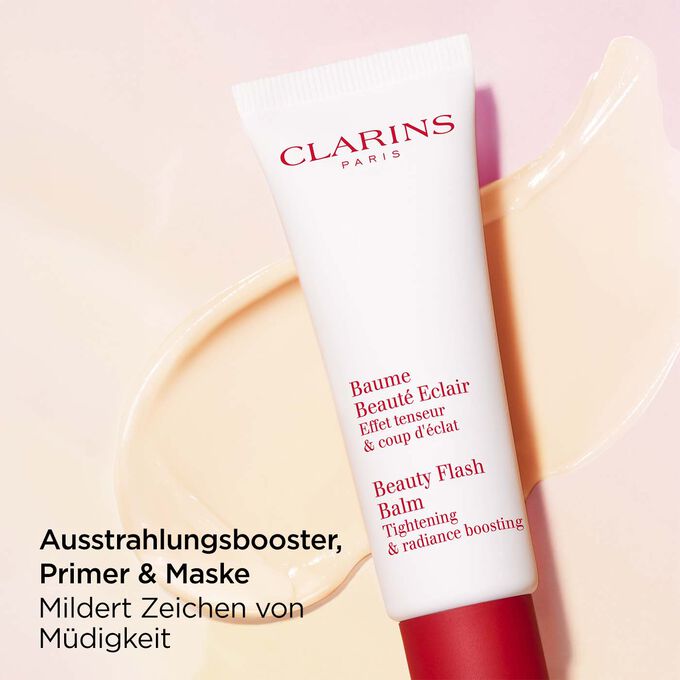 Clarins Beauty Flash Balm auf einem strukturierten Hintergrund mit Textinfo, dass er Zeichen von Müdigkeit mildert