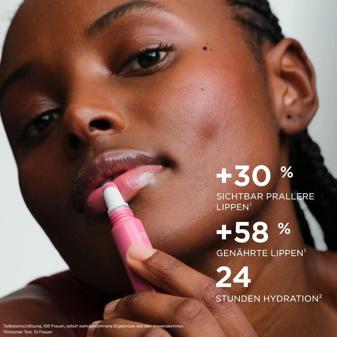 Eine Frau tr&auml;gt den Plumping Lip Perfector auf, der die Lippen voller und gepflegter erscheinen l&auml;sst und 24&nbsp;Stunden lang Feuchtigkeit spendet.