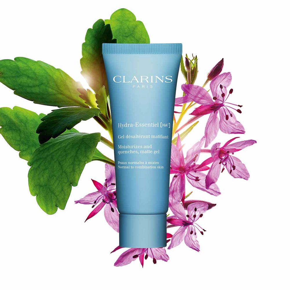 Clarins Hydra-Essentiel Gel d&eacute;salt&eacute;rant matifiant mit Hyalurons&auml;urekomplex und Bergbach-Weidenr&ouml;schen auf blauem Hintergrund