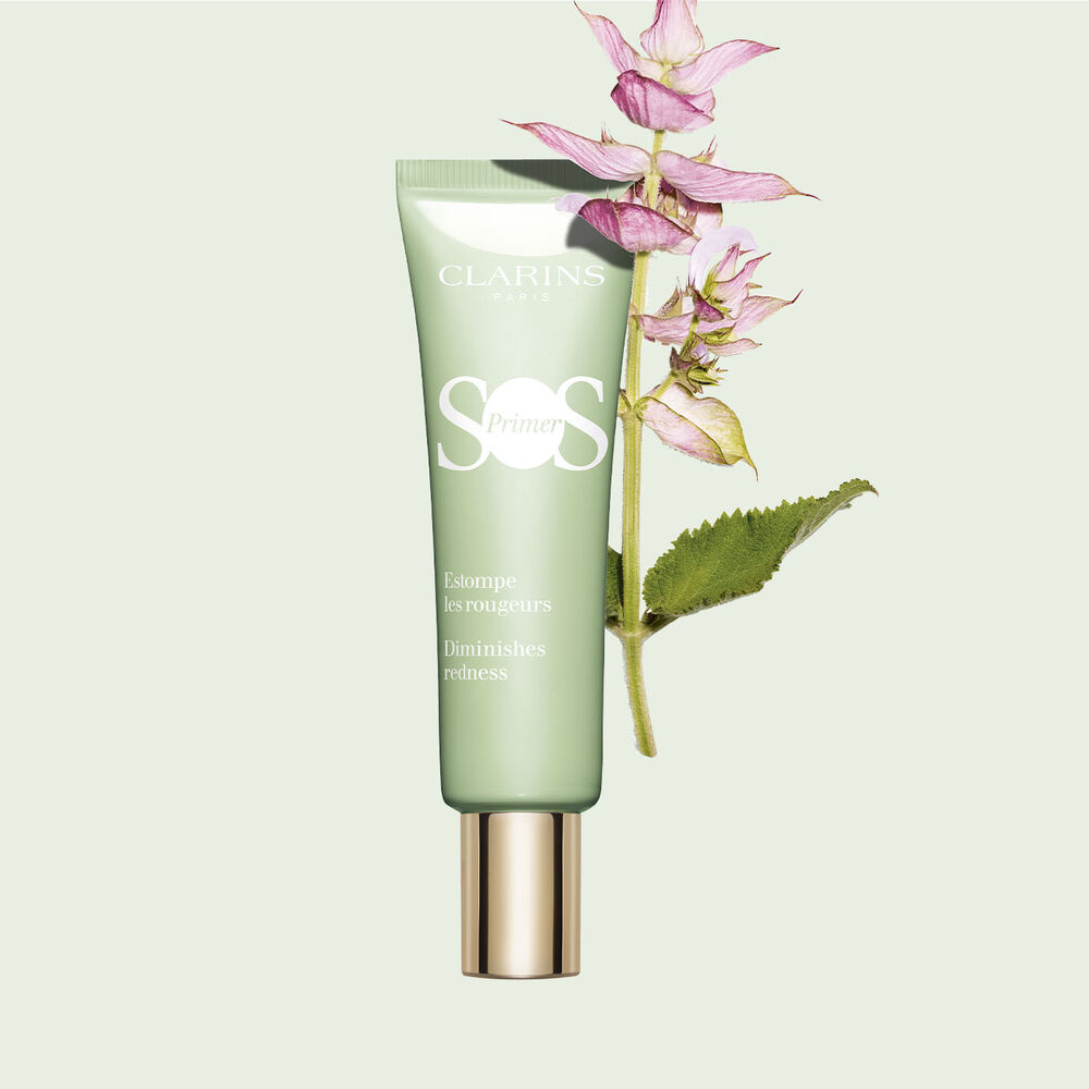 Clarins SOS Primer Green gegen Rötungen, mit einem Zweig Muskatellersalbei auf hellgrünem Hintergrund