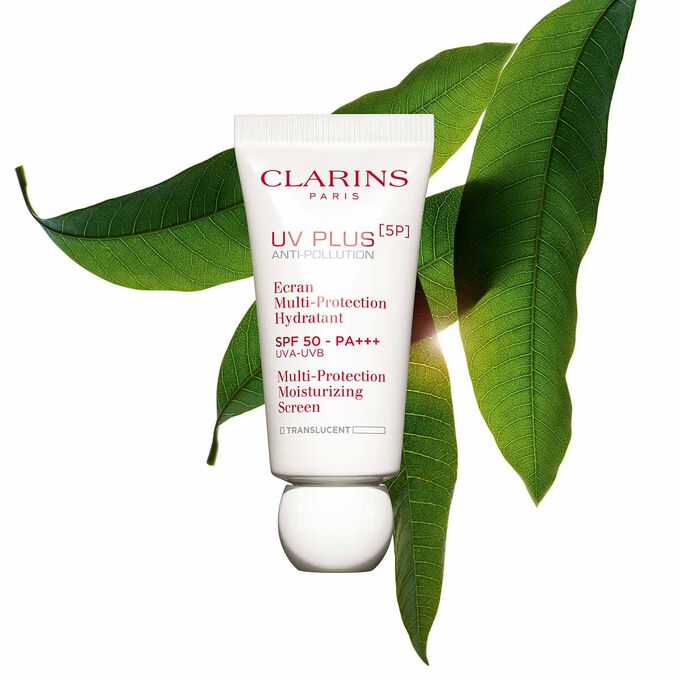 Tube Clarins UV Plus Anti-Pollution Translucent, Feuchtigkeit spendender Mehrfachschutz SPF50 auf wei&szlig;em Hintergrund
