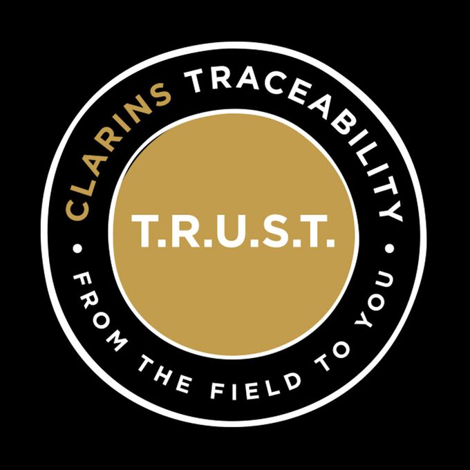 Logo Clarins T.R.U.S.T. Platform auf Englisch, mit der Aussage, dass die Produkte vom Feld bis zu Ihnen rückverfolgbar sind