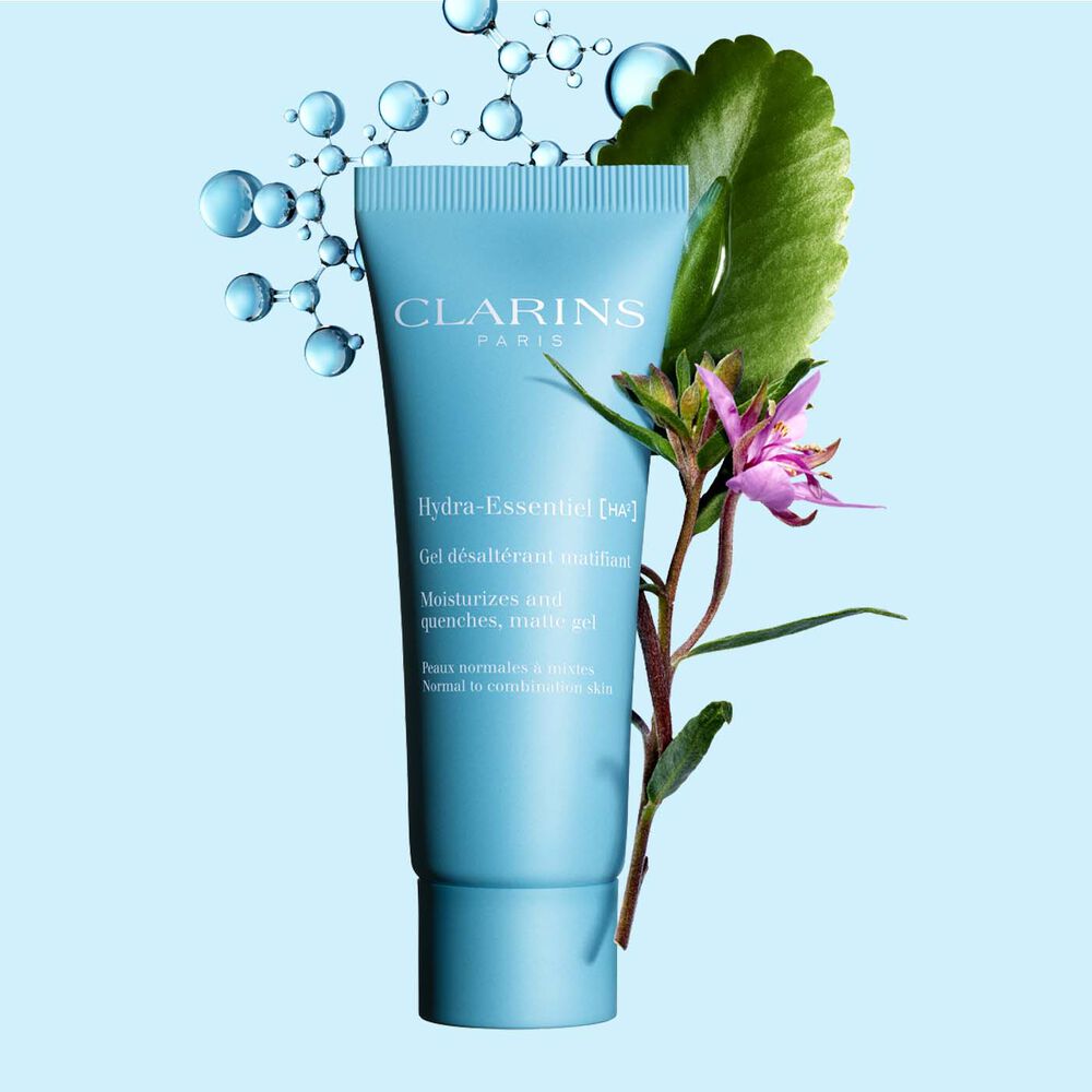 Clarins Hydra-Essentiel Gel désaltérant matifiant mit Hyaluronsäurekomplex und Bergbach-Weidenröschen auf blauem Hintergrund