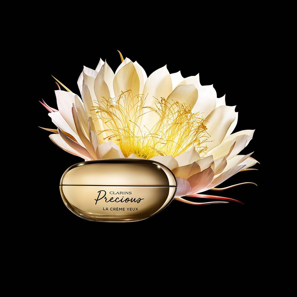 Clarins Precious La Cr&egrave;me Yeux vor der Bl&uuml;te der K&ouml;nigin der Nacht auf schwarzem Hintergrund